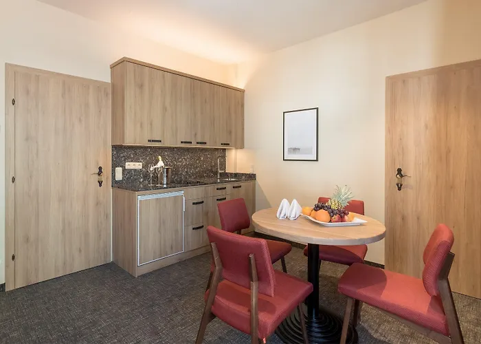 Отель Upside Down Town Neue Post Целль-ам-Зе