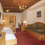 Hotell Upside Down Town Neue Post Zell am See