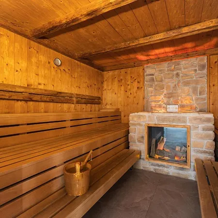 Upside Down Town Neue Post Hotel 4*