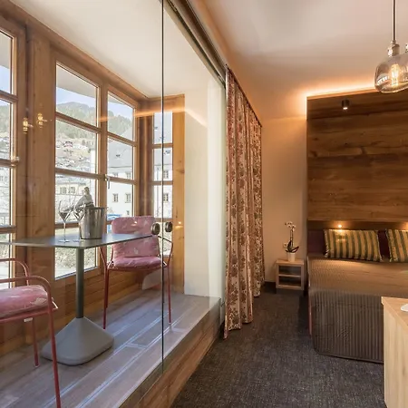 Upside Down Town Neue Post Hotel 4*