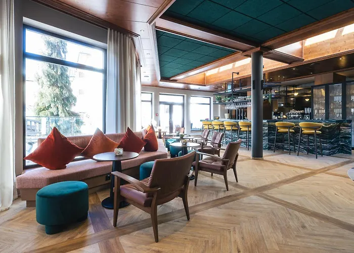 Upside Down Town Neue Post ホテル ツェル アム ゼー