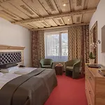 Upside Down Town Neue Post Hotel 4*