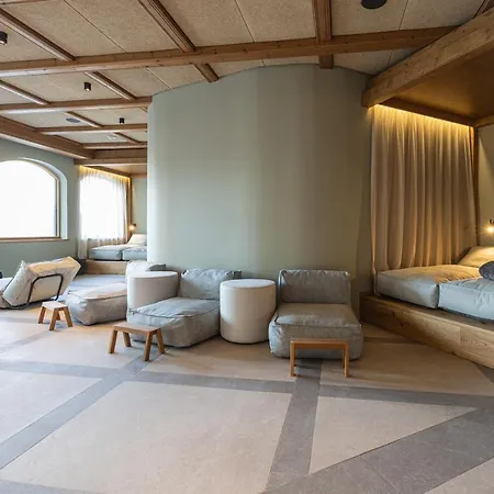 Upside Down Town Hotel-neue Post Hotel Zell am See