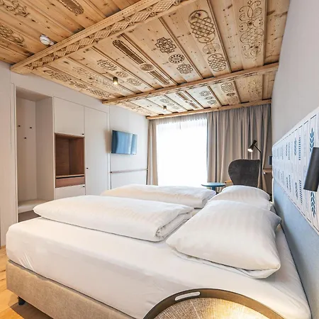 Upside Down Town Hotel-neue Post Zell am See