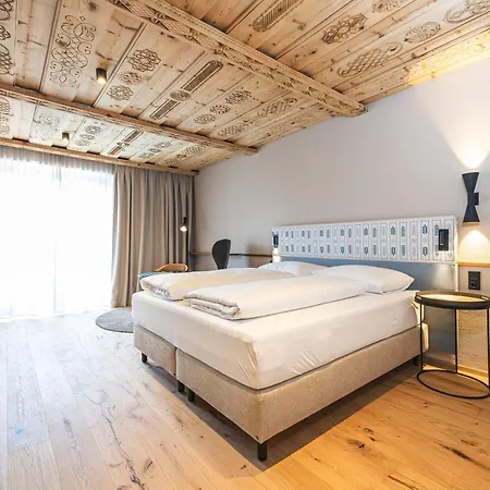 Upside Down Town Hotel-neue Post Hotel