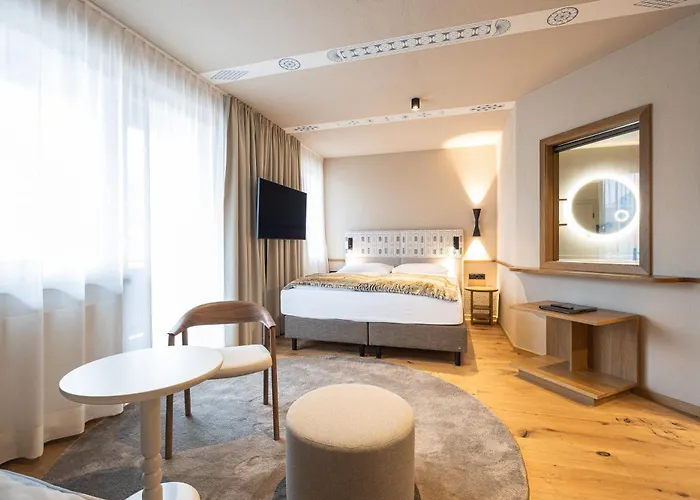 Upside Down Town Neue Post Hotel 4*